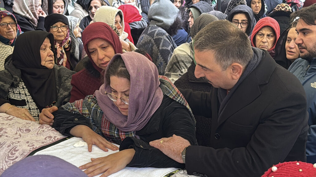 Annesi ile aynı kaderi paylaştı! Zonguldak’ta Nazmiye gözyaşlarıyla uğurlandı