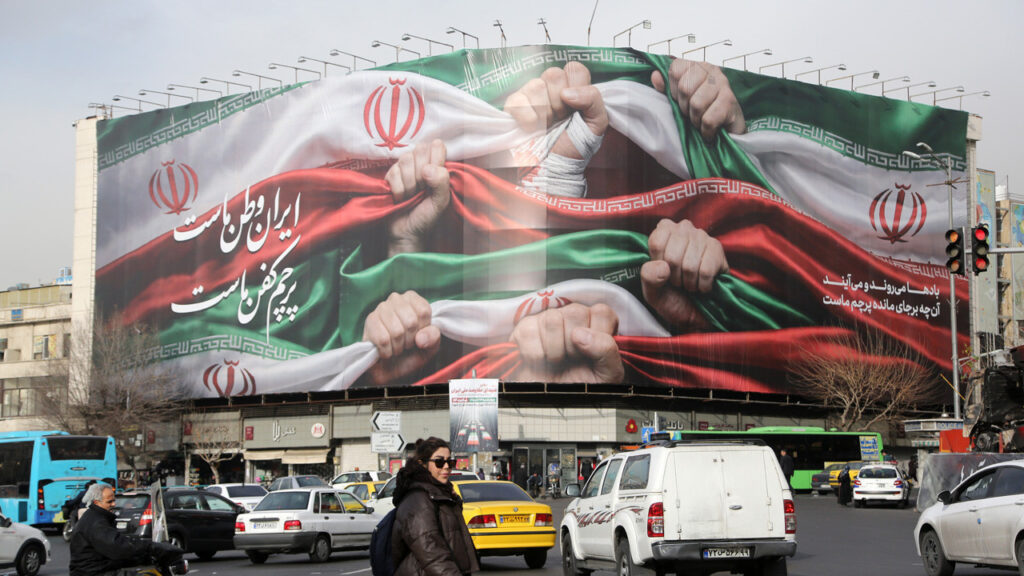 Tahran’da protestolar sonrası asılan dev afiş dikkat çekti